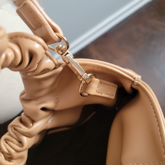 Tan faux leather ruched handbag with crossbody strap NWOT - Picture 7 of 10